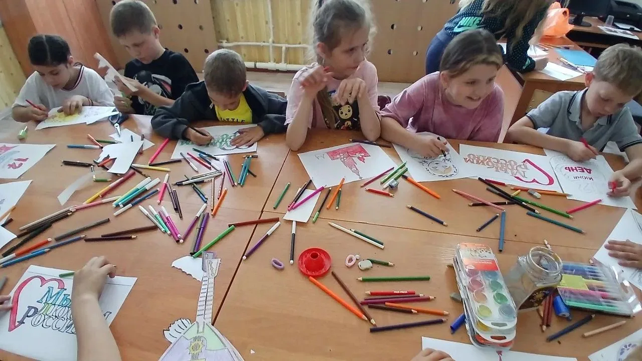 Сегодня 5 июня в лагере "Родничок"  с утра ребята занялись подготовкой ко Дню России. О...
