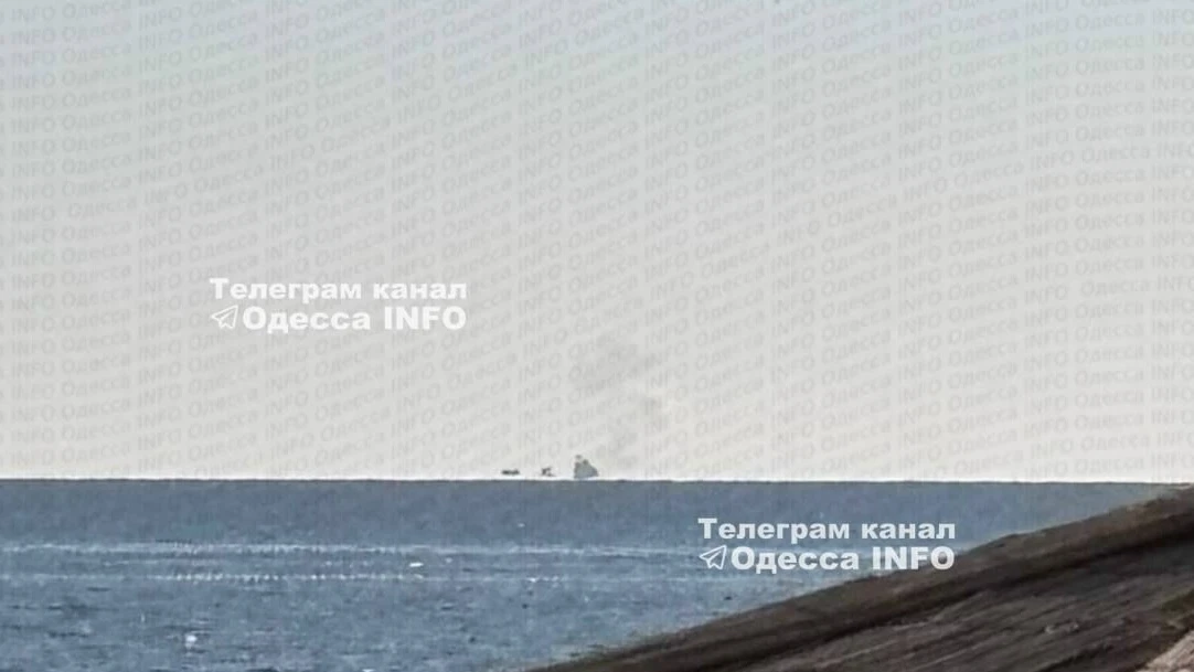 💥 Дым в море наблюдается с пляжей Одессы.