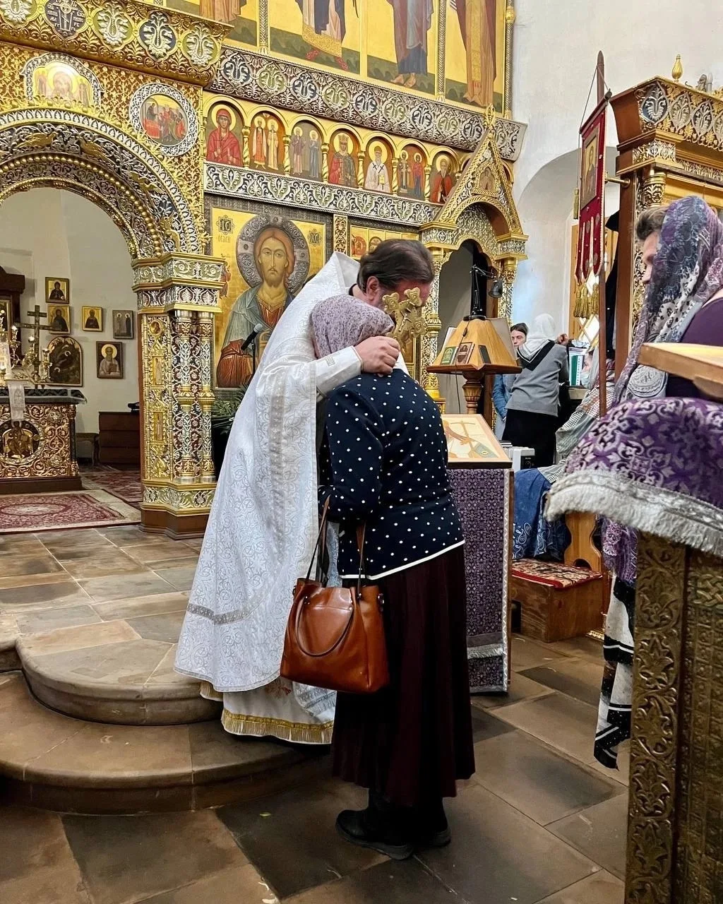 Мне 84 года, и я не могу прочитать много молитв. Делаю так: читаю утреннее правило, затем главу из Е