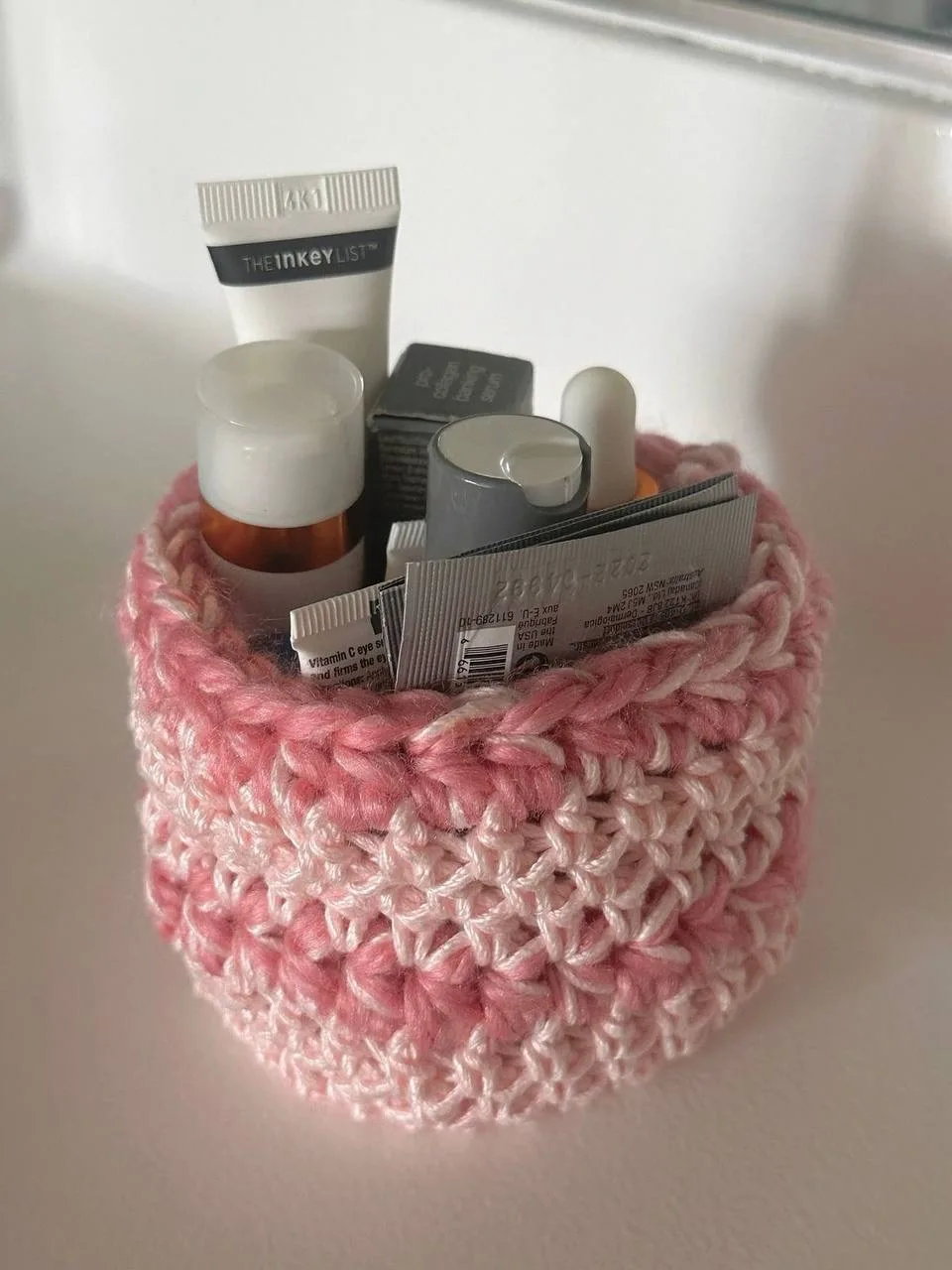 Вязаные косметички-органайзеры 👝

Что нужно:
• пряжа средней плотности
• крючок или спицы

Как сдел