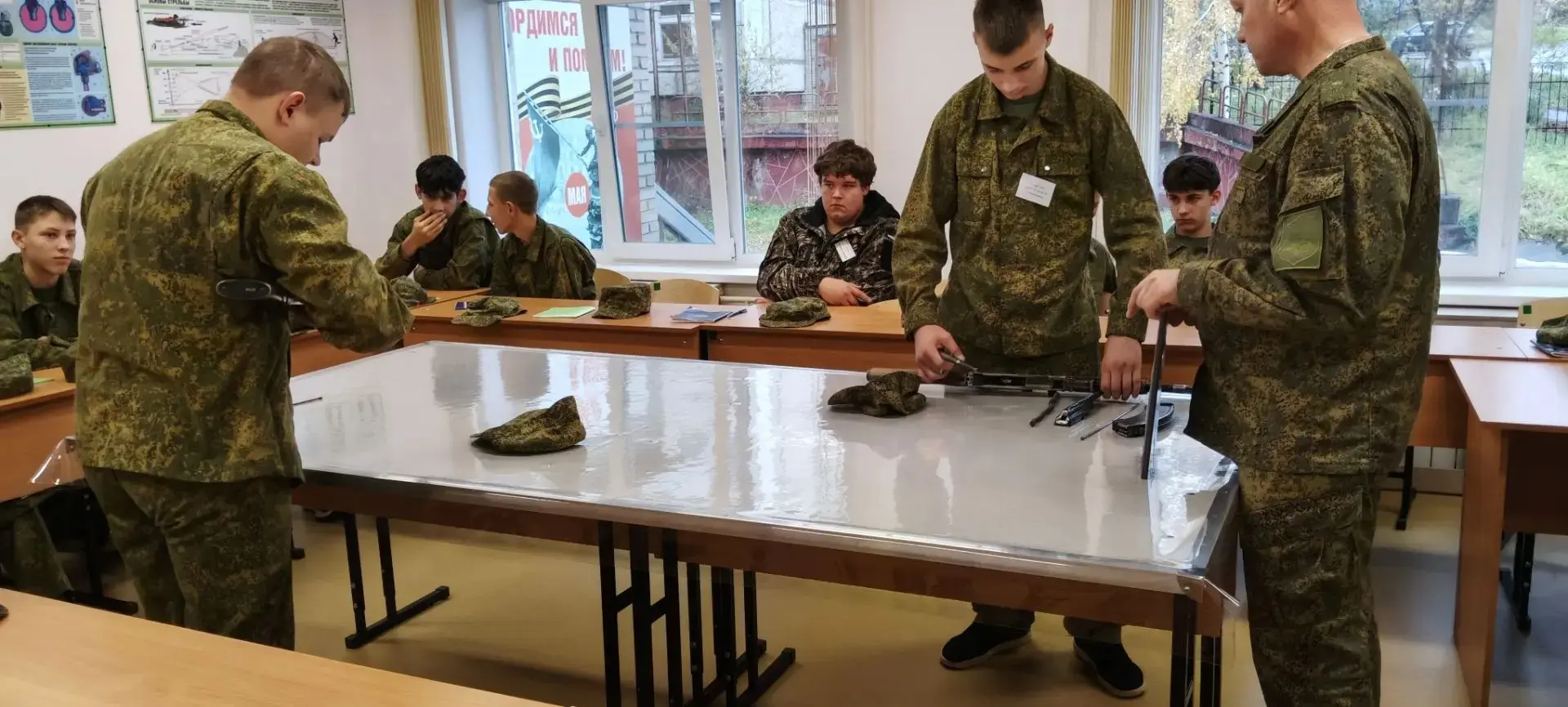Наши десятиклассники примеряют береты в «АВАНГАРДЕ»! 🇷🇺