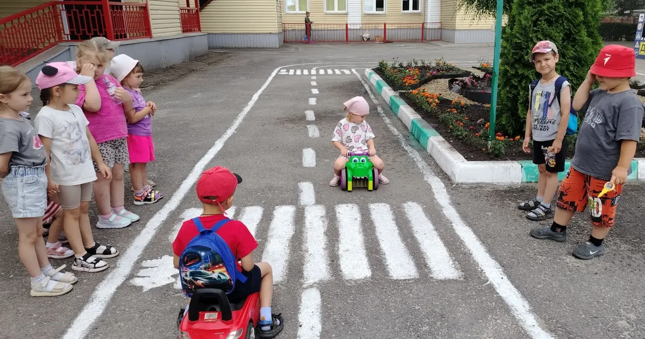 В нашем детском саду, в рамках Плана летней оздоровительной работы прошла "Неделя дорож...