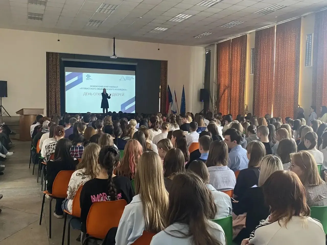 📌 Профориентация в действии! Старшеклассники нашей школы посетили День открытых дверей в Кузбасском 