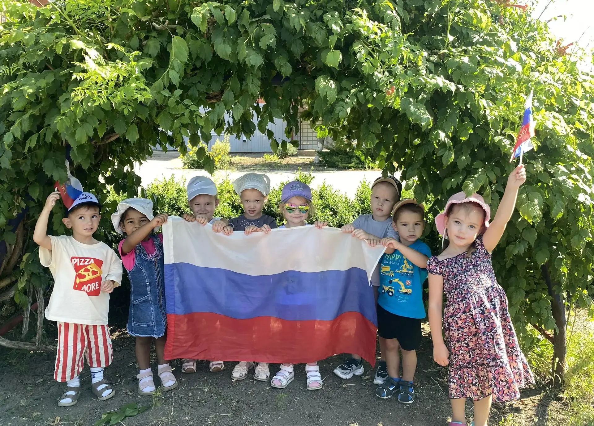 Флаг - один из важных символов государства, который объединяет граждан, связывает воеди...