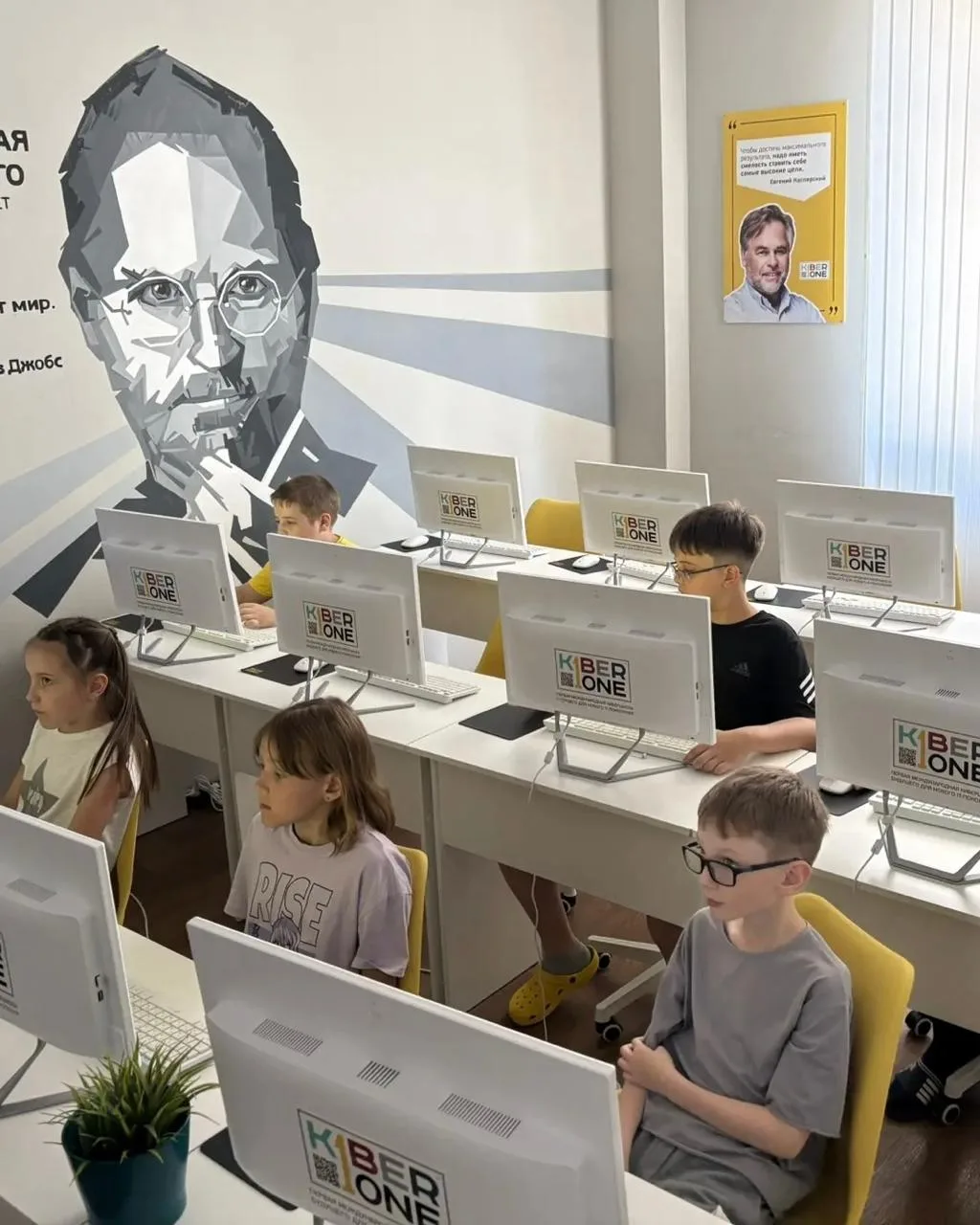 Ребёнок не вылезает из Майнкрафта? Бесплатное занятие в кибершколе в Челябинске