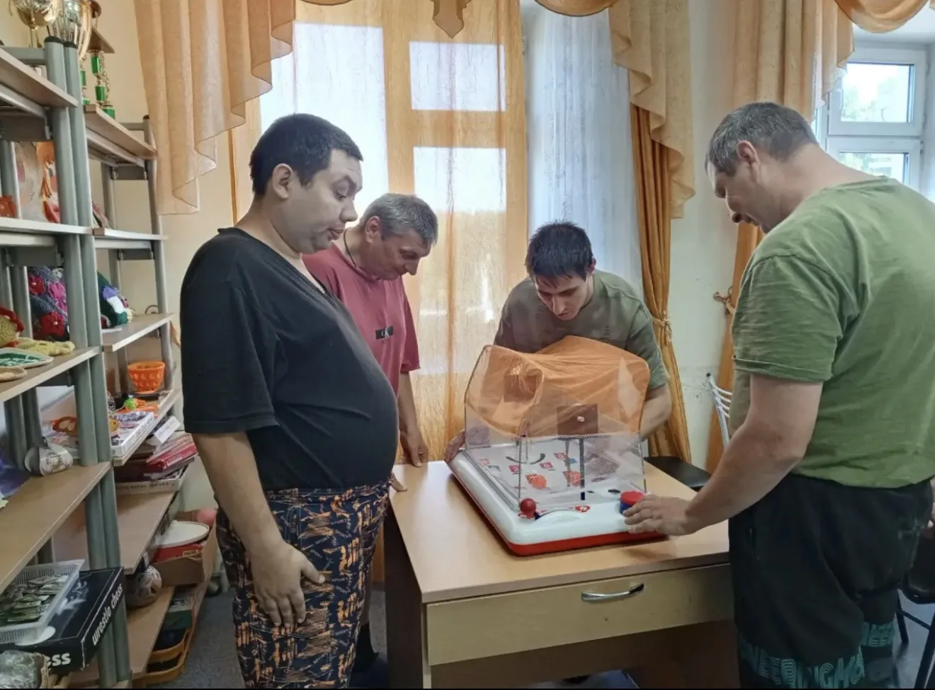 Настольный баскетбол. Целью игры является попадание мячом в корзину соперника. Для пере...