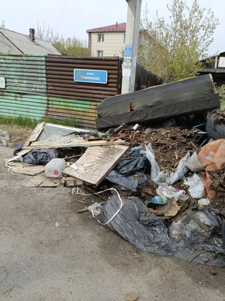 #Нампишут   Живём на свалке в центре города 😡  Вот такая картина прямо на проезжей части г.Иркутск .