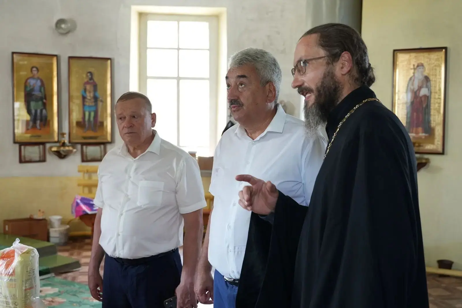 Чудо?

Побывал в храме Спаса Нерукотворного Образа, что в селе Сиявы Порецкого округа.

Храм красивы