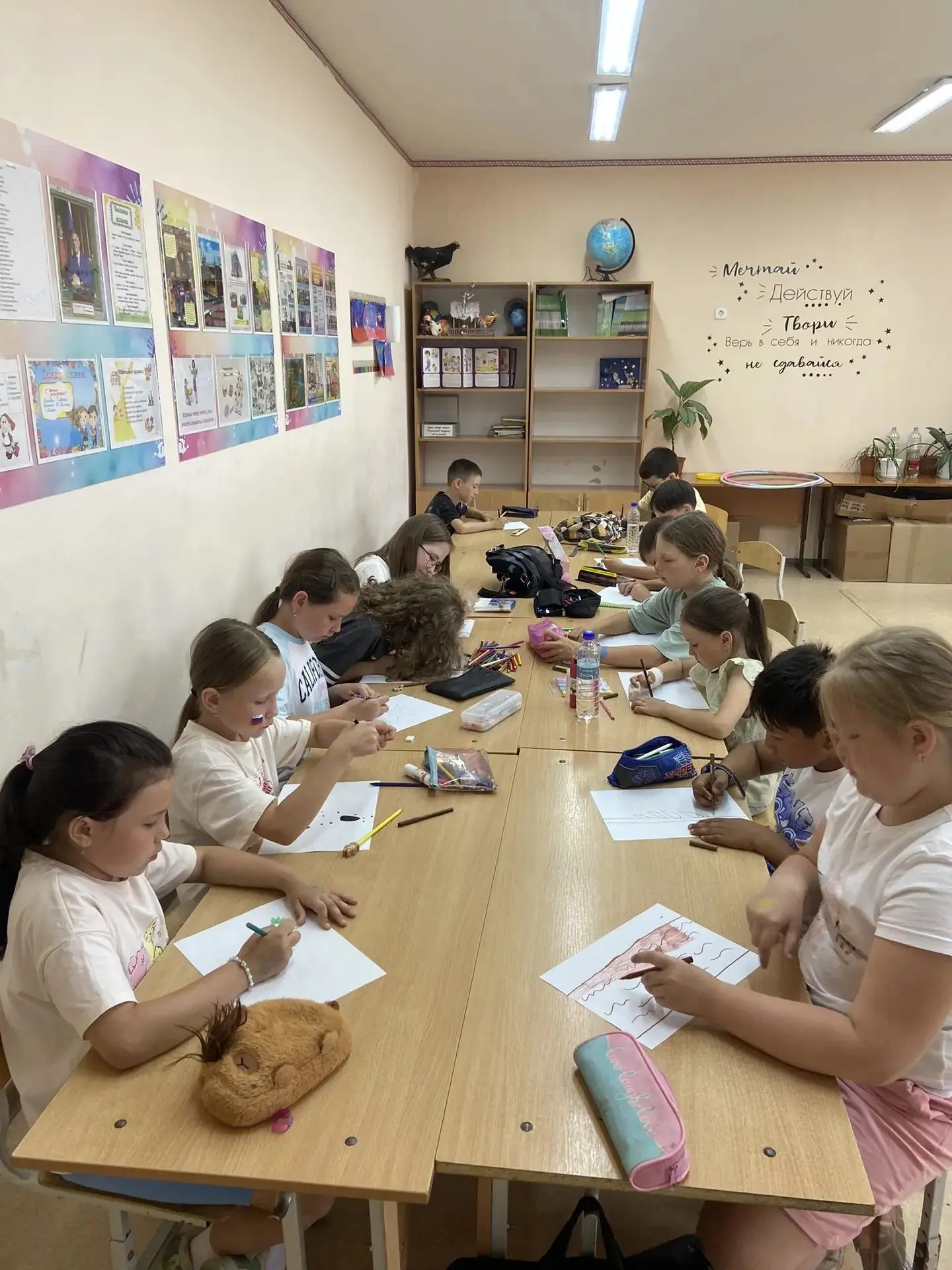 ☀️ В пришкольном лагере — время сплочения!
С педагогом‑психологом ребята прошли занятия на командооб