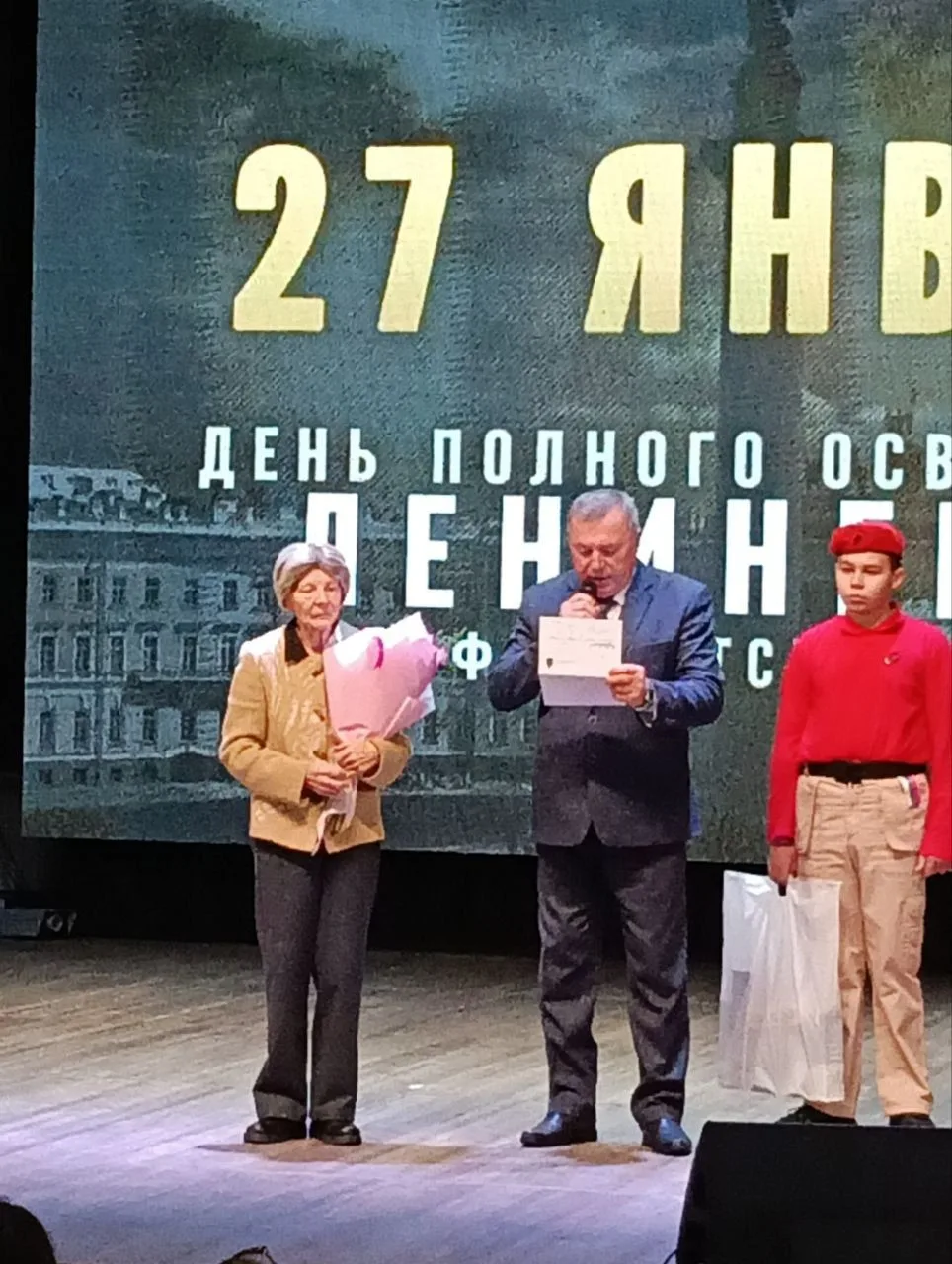 Директор ГАУ СО КЦСОН Марксовского района Николай Александрович Косарев поздравил жител...