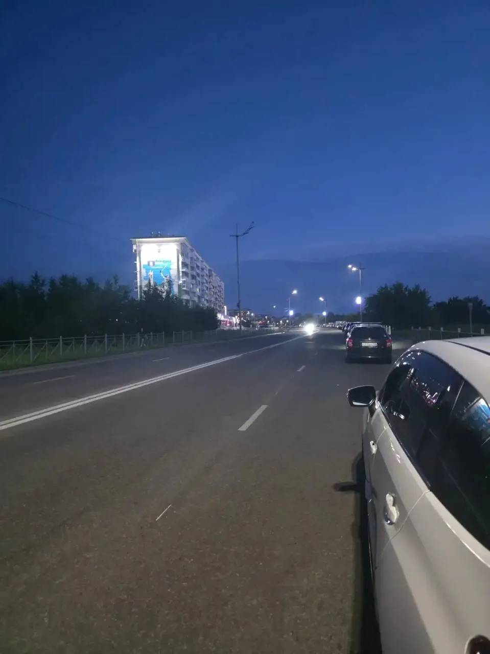 Ночью в городе развернулась эпическая битва за топливо. Очереди выстраивались с 23:00 д...