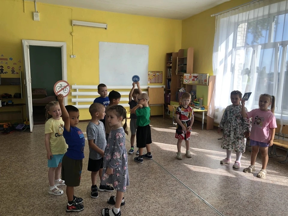 На этой неделе был проведён тематический день «Пешеходы и транспорт» . Цель которого сф...