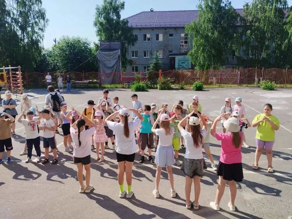 🇷🇺 9-й день в лагере: День России

День начался с торжественной линейки и исполнения Гимна РФ — ре