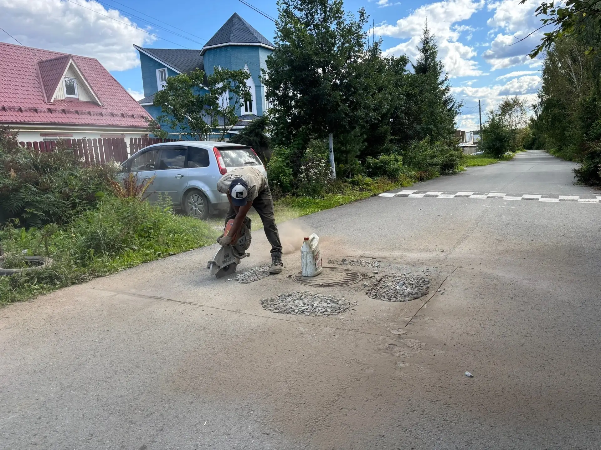 🚜 В Среднеуральске проходит ямочный ремонт дорог!