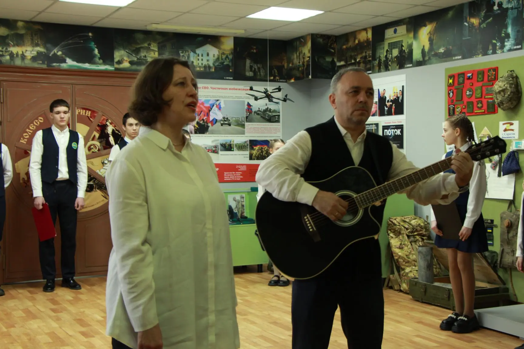 28 февраля в Медико-биологическом лицее открылась экспозиция «СВО: линия жизни и подвига». Это не пр