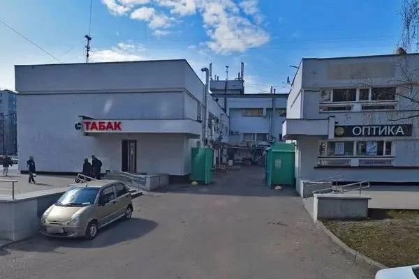 🚨 Фургон сбил охранника на площади Юности