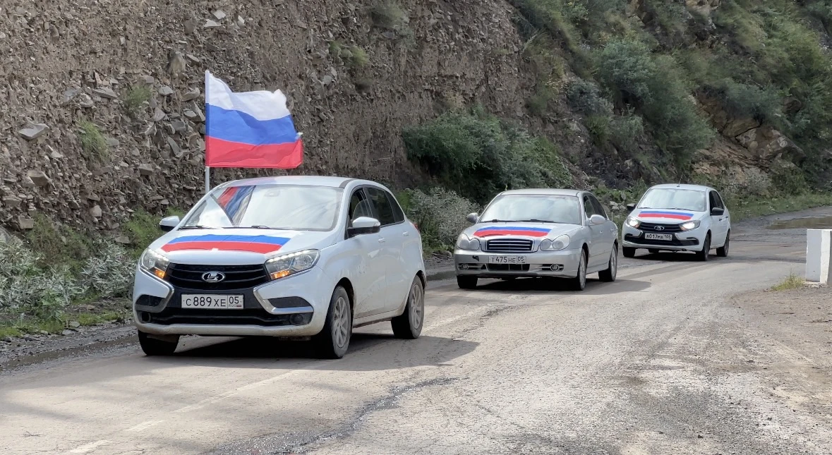В рамках празднования Дня Государственного флага Российской Федерации Детско-юношеская ...