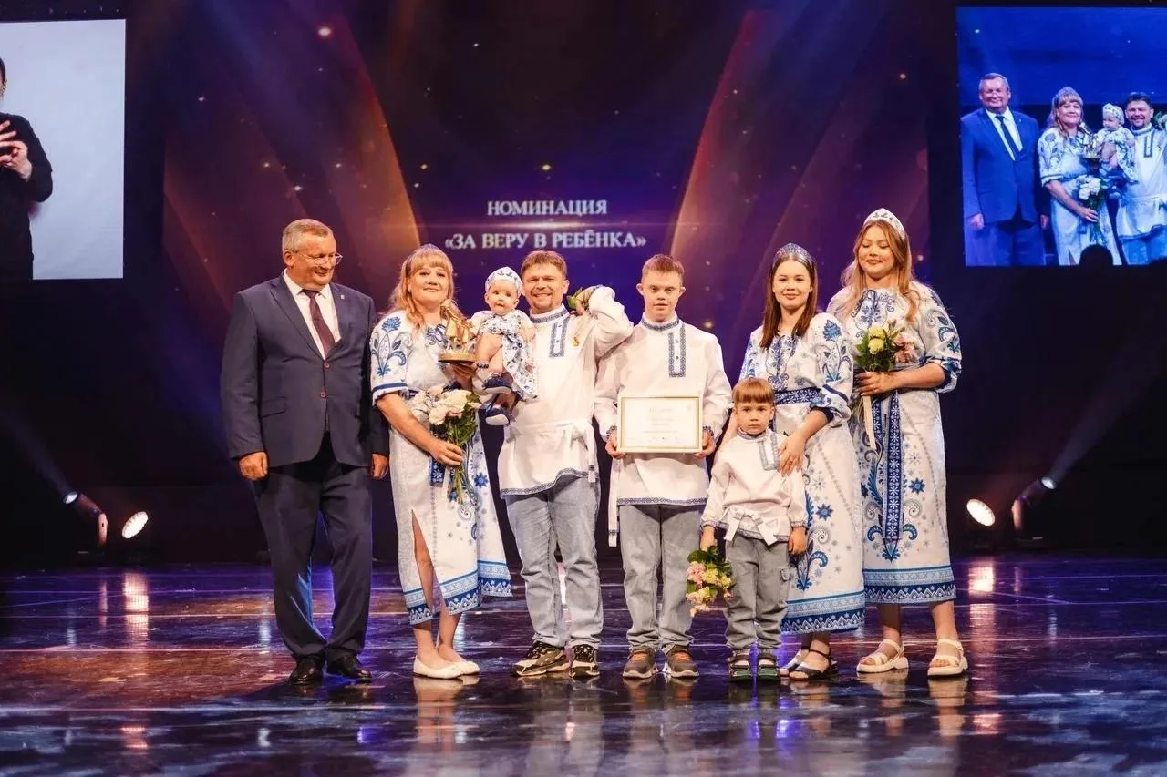 Семья из Оренбуржья удостоена международной премии «Особенное счастье»
 
Многодетная семья Каравайце