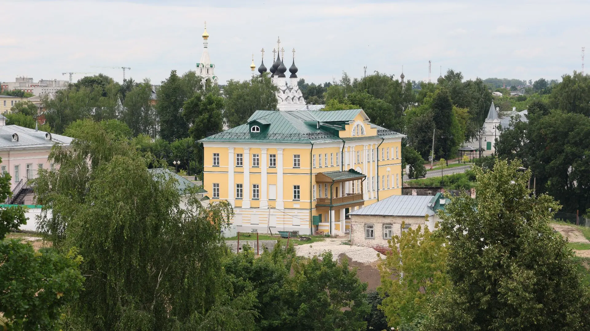 С колеса обозрения открывается замечательный вид на Дом Зворыкиных, уникальный памятник гражданской 