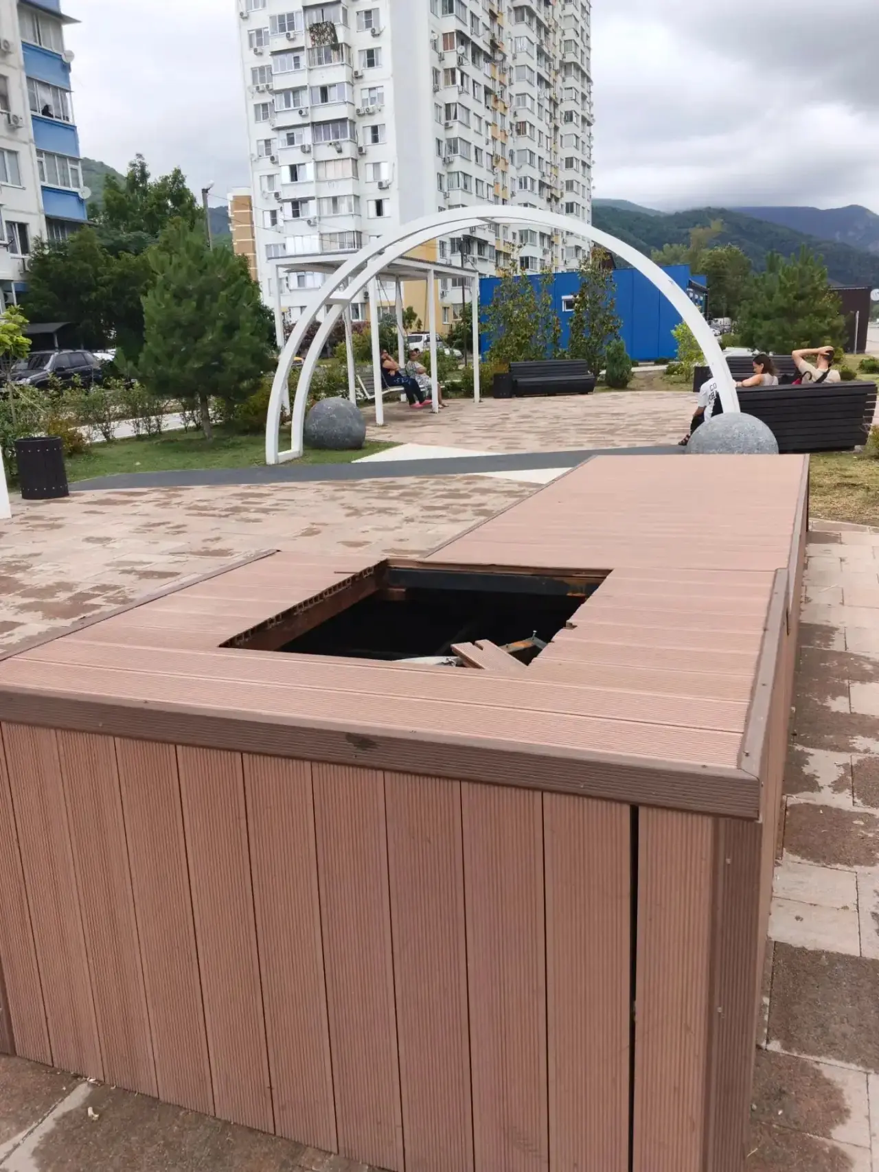 Здравствуйте, на набережной реки Псезуапсе, выломали на подиуме люк, не первый день в таком состояни