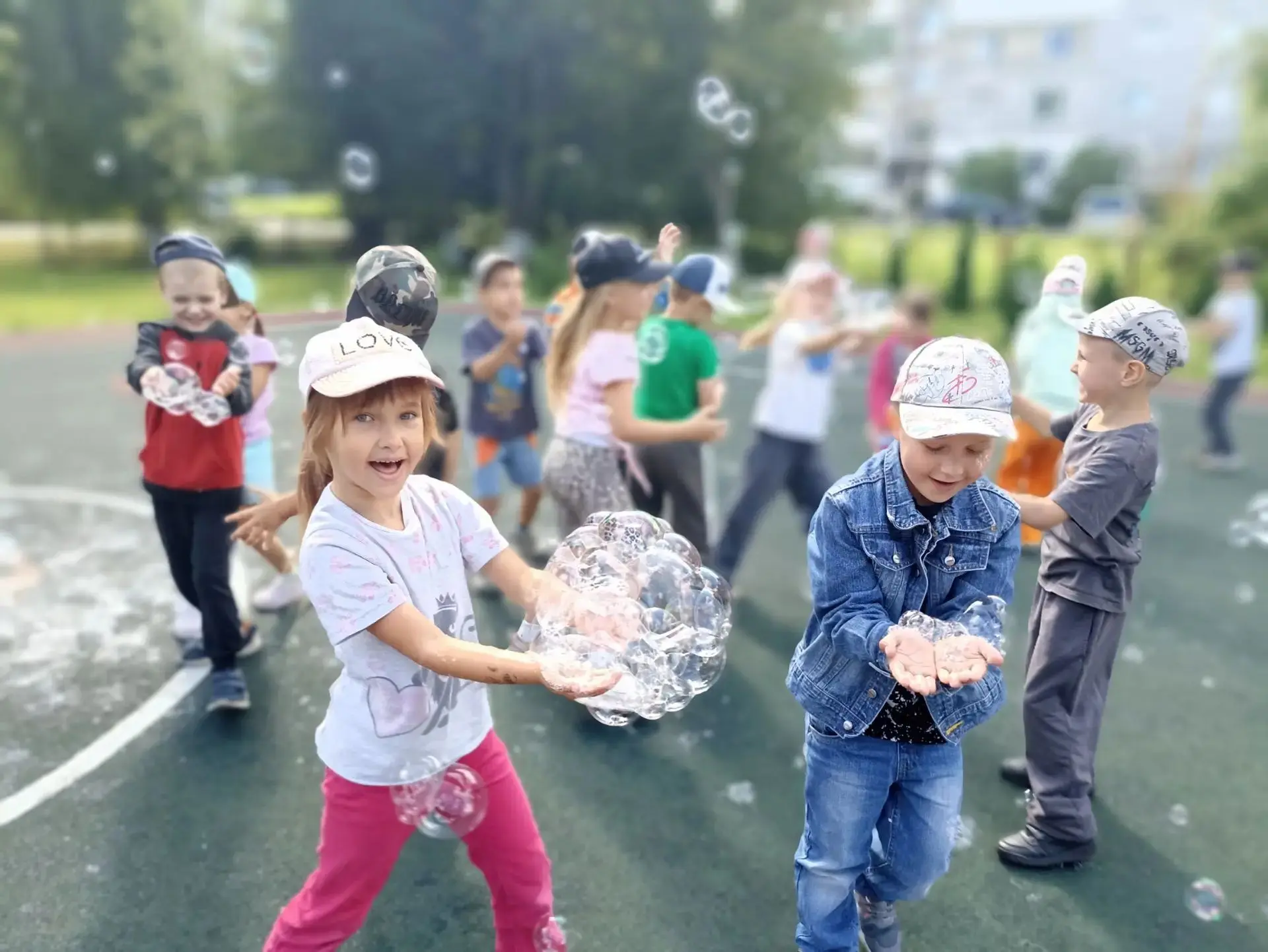 ☀️ Ловим радугу: шоу мыльных пузырей на свежем воздухе!