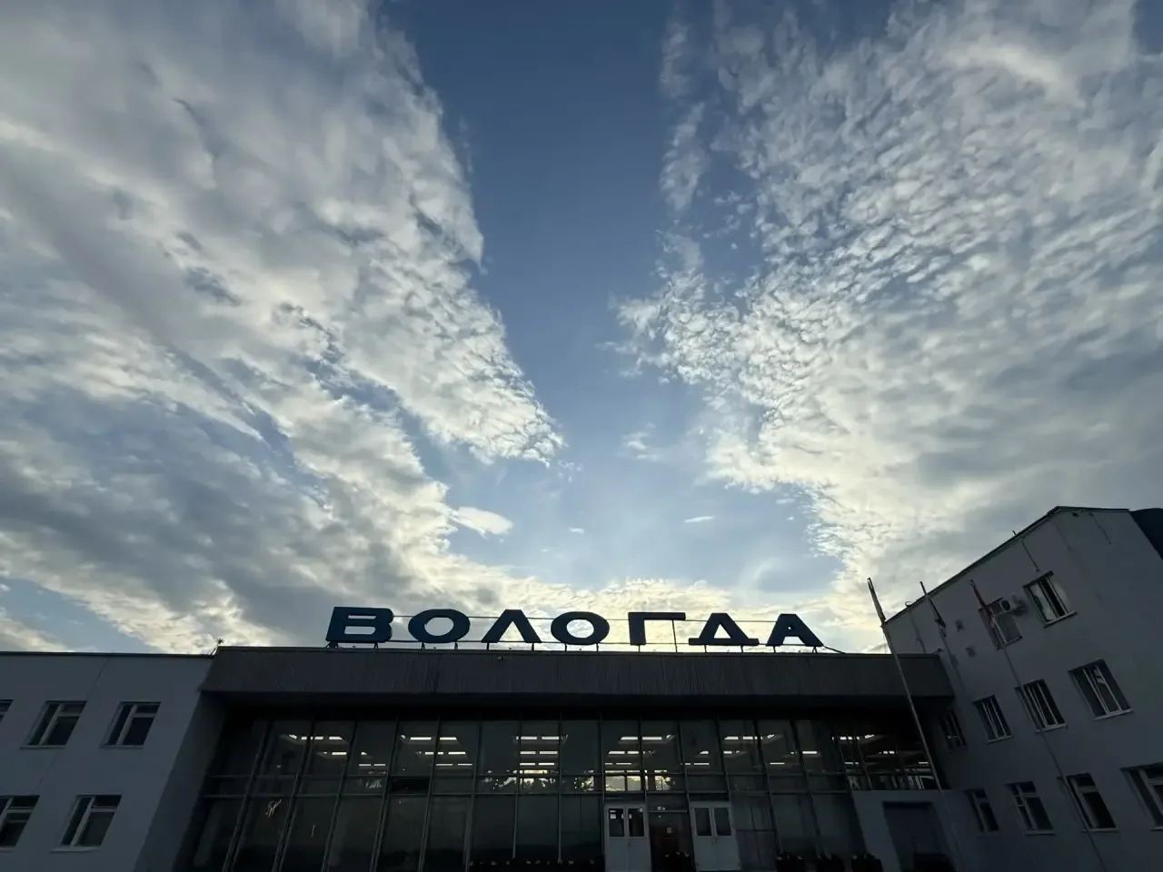 Во время рабочих перелётов между Вологдой и Москвой любуюсь нашим обновлённым терминалом.

Сохранили
