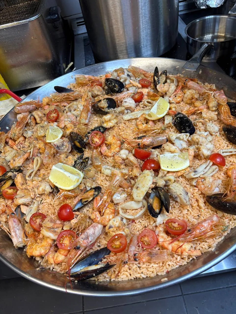 Честно? Такую паэлью в Москве ещё нужно поискать🇪🇸🥘
