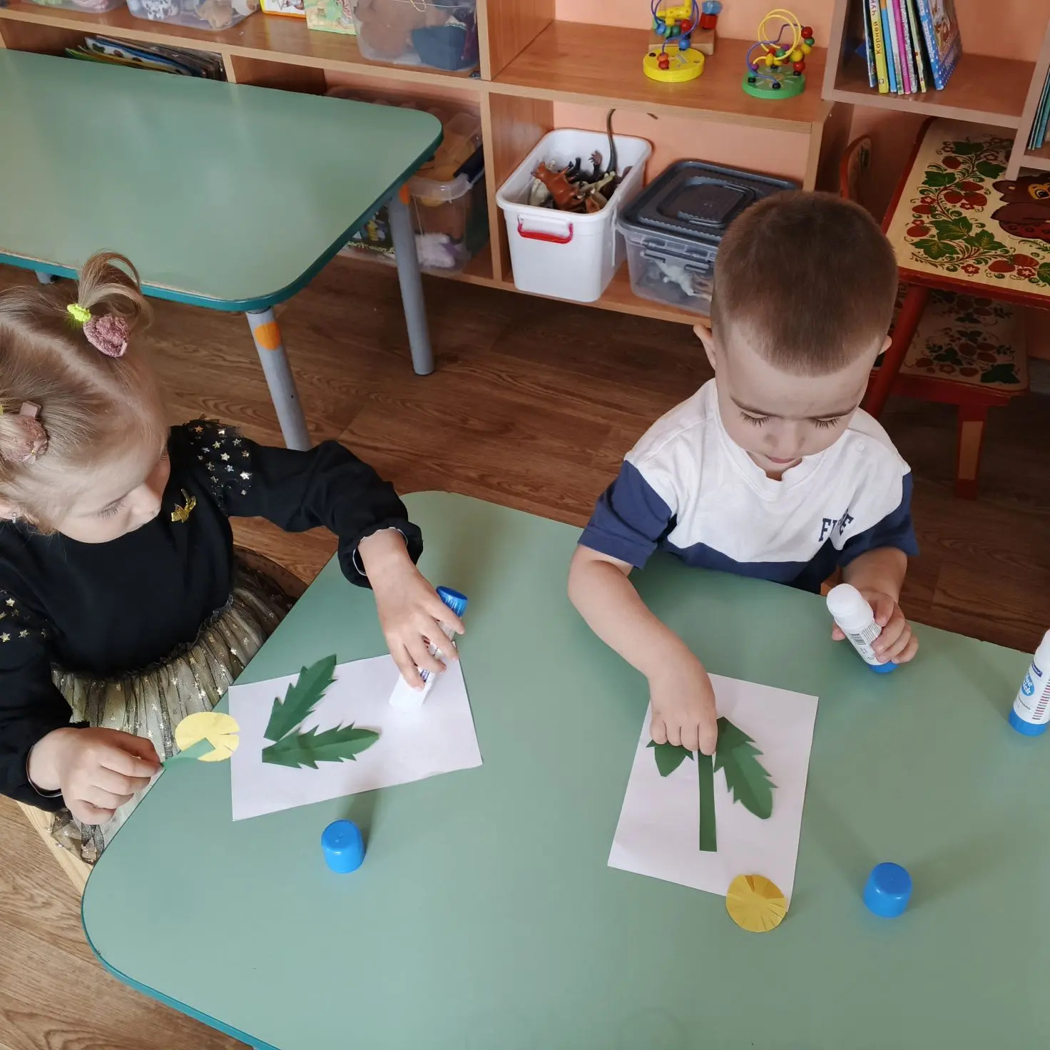 В  младшей разновозрастной  группе прошло увлекательное занятие по аппликации на тему: ...