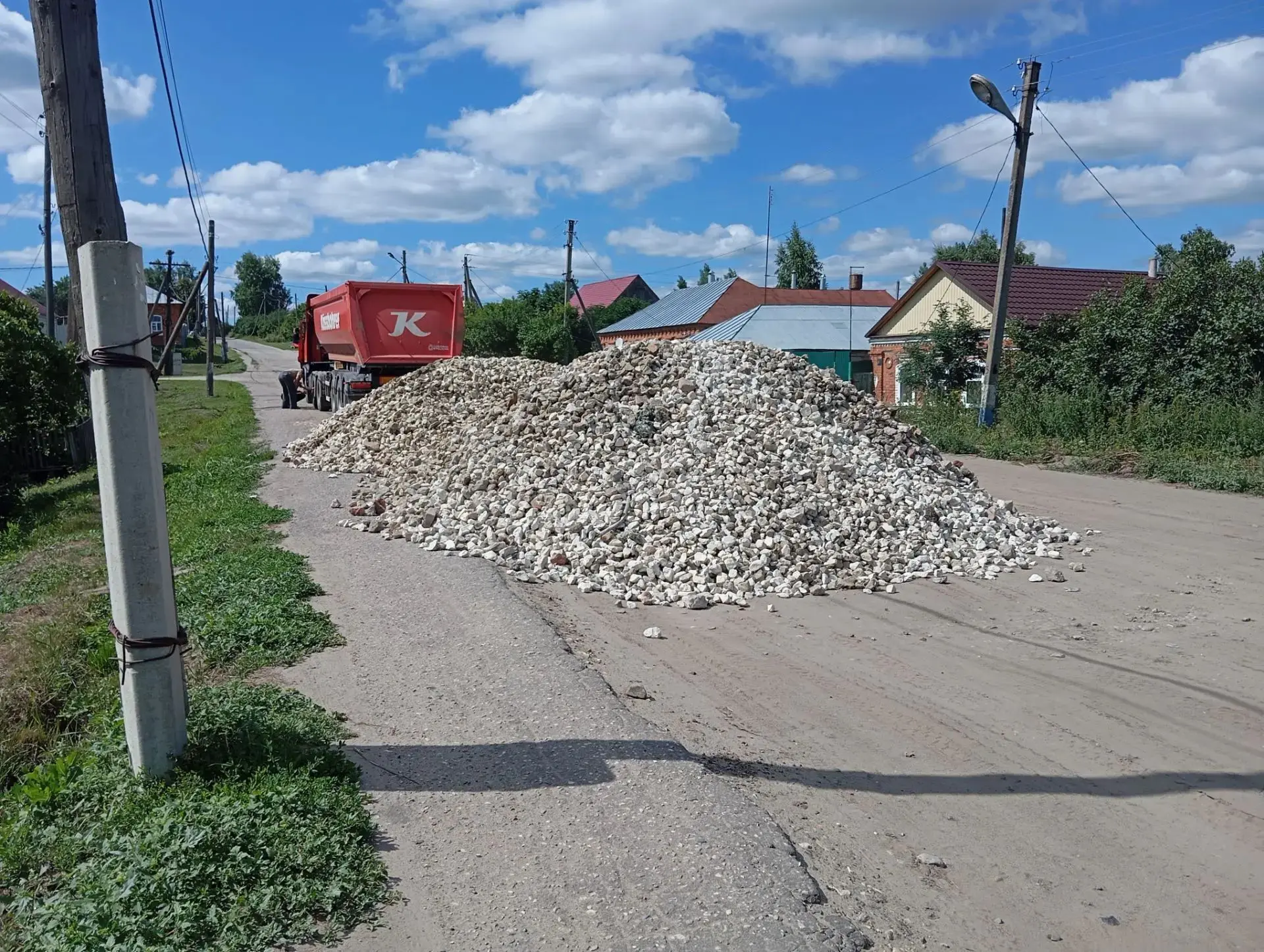 Продолжаются работы по ремонту автодороги в с.Поим
