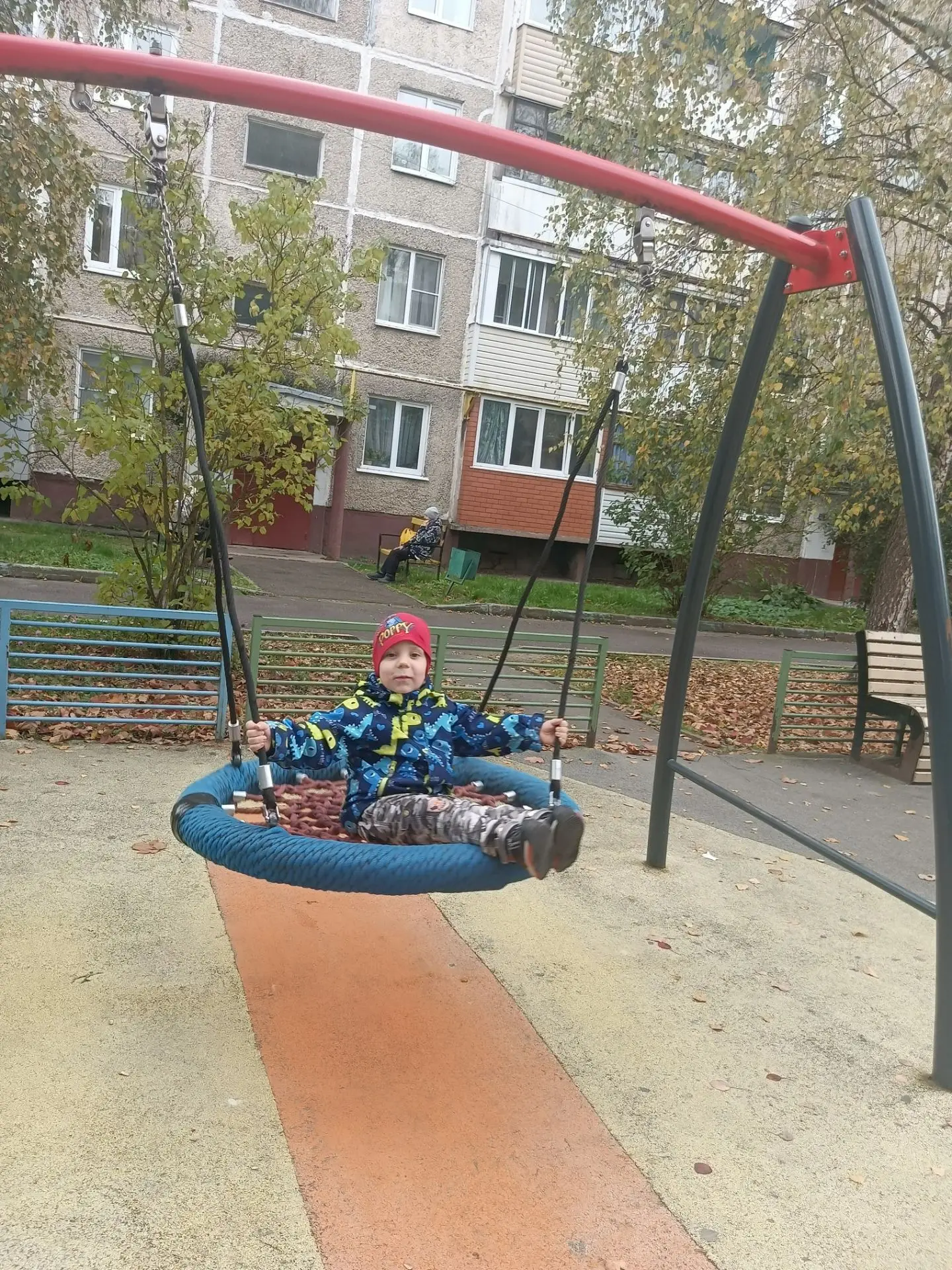 После садика уволок меня на площадку 😄