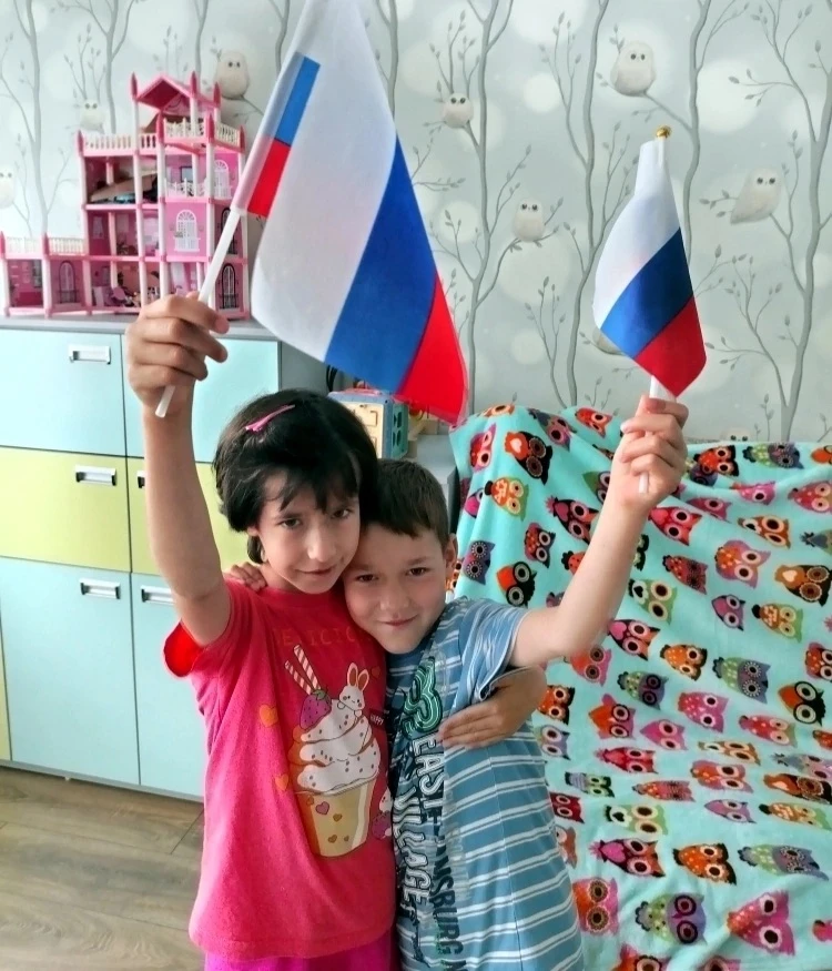 🇷🇺Любовь к родине начинается с малого: с дружного хоровода, с уважения к флагу и гимну, с общего д