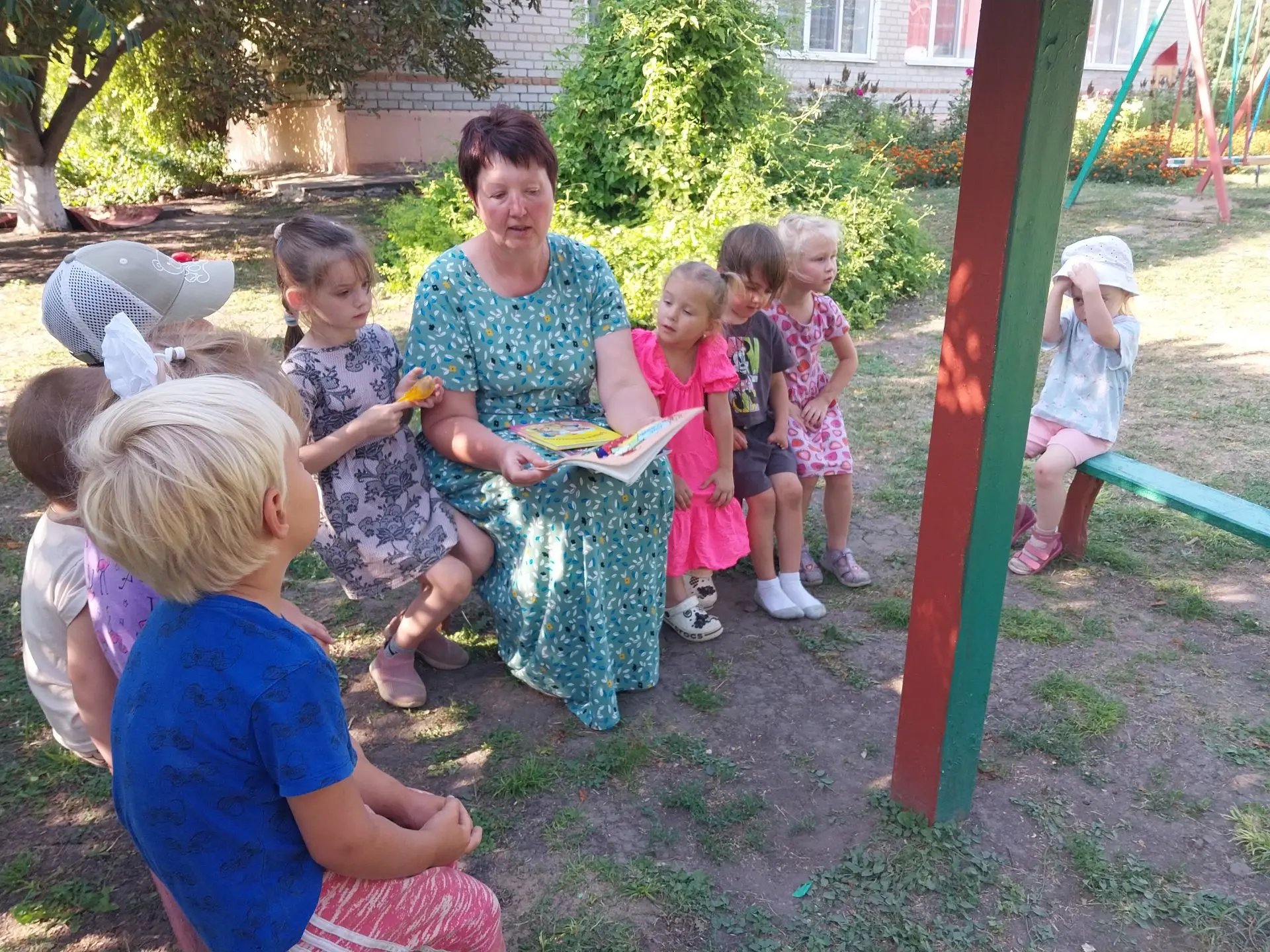 На поэтической переменке библиотекарь Лопатина И.П. познакомила наших ребят с творчеств...