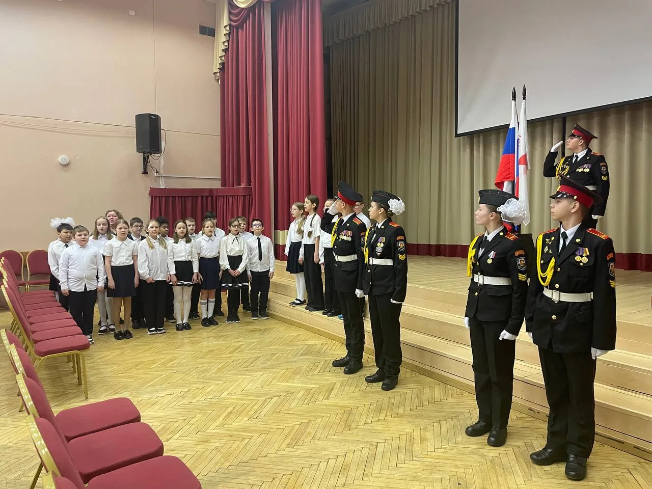 🇷🇺 Церемония поднятия флага   Знакомимся со знаменной группой 4 класса, которая принимала участие в 