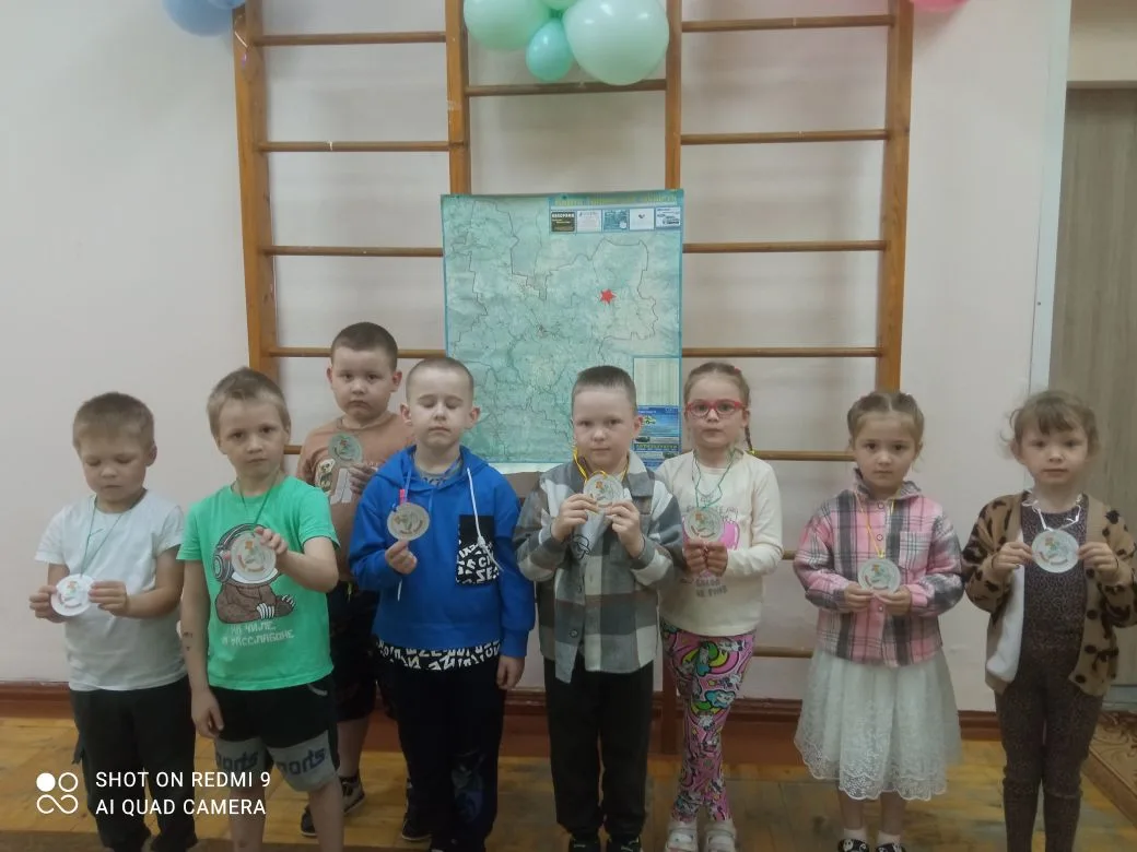 Ребята из группы "Звëздочки" - наши юные краеведы! Познакомились с картой и флагом Киро...
