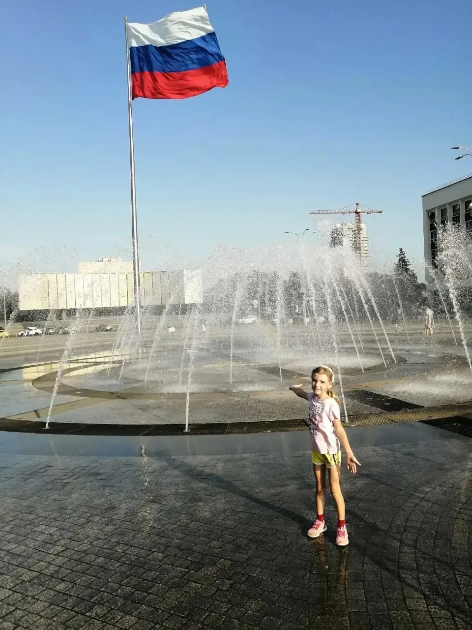 Денисенко Ярослава, ученица 4 «А» класса участвует в акции, приуроченной ко Дню Государ...