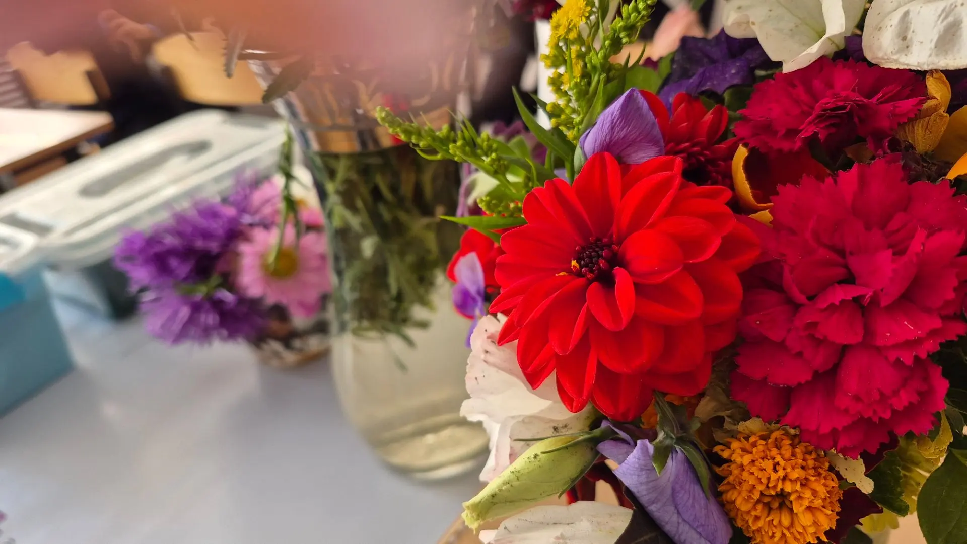 🌸 Сегодня на уроке труда в 4‑м классе ребята создавали букеты, чтобы успеть поймать яр...