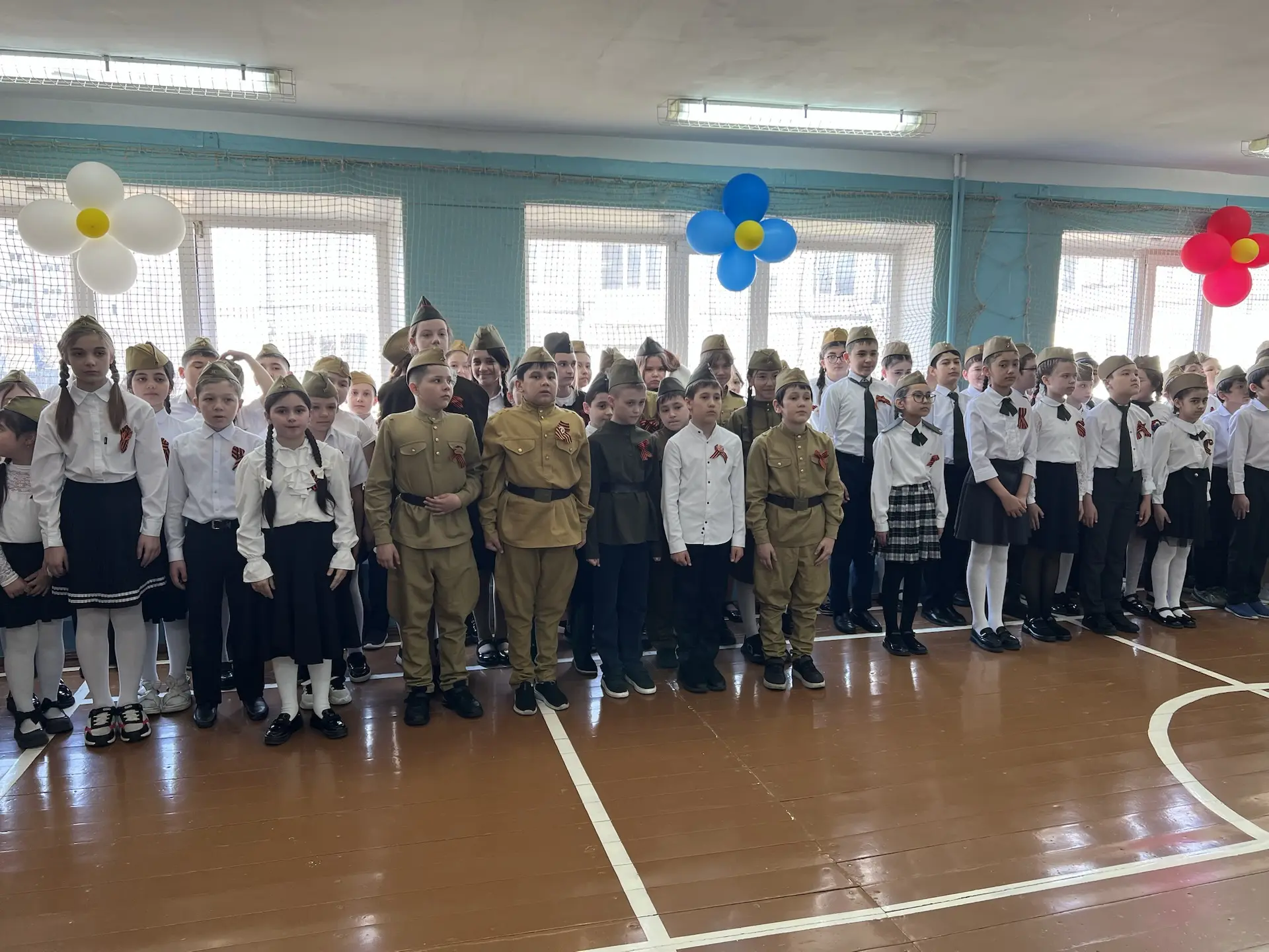 🎖️ Смотр строя и песни: четвероклассники почтили память героев к 9 Мая 🎖️  В преддверии Дня Победы в