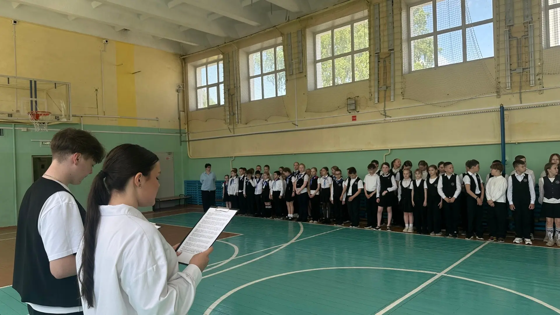 Сегодня состоялась общешкольная линейка, приуроченная ко Дню славянской письменности и культуры. Мер