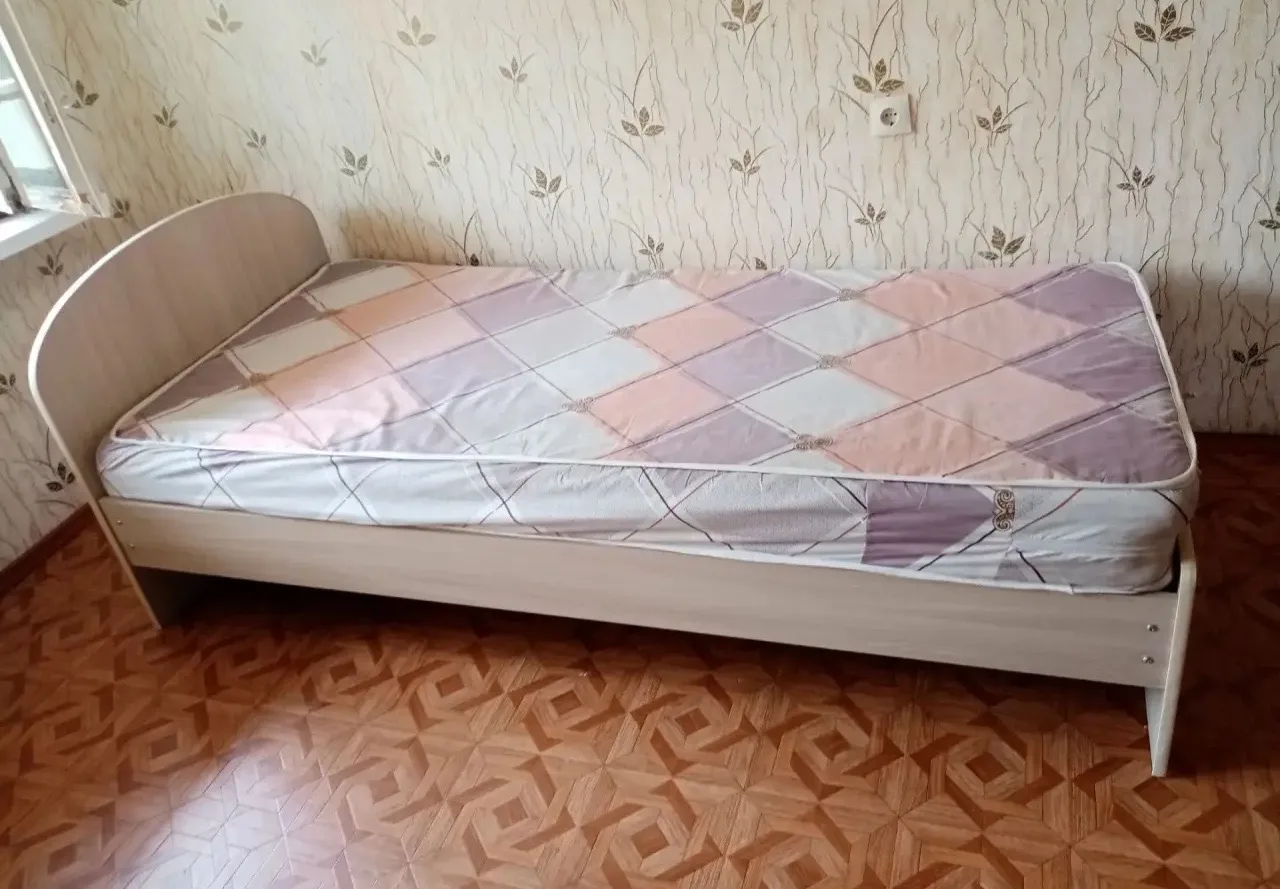 Продам односпальную кровать с матрасом, б/у, в хорошем состоянии