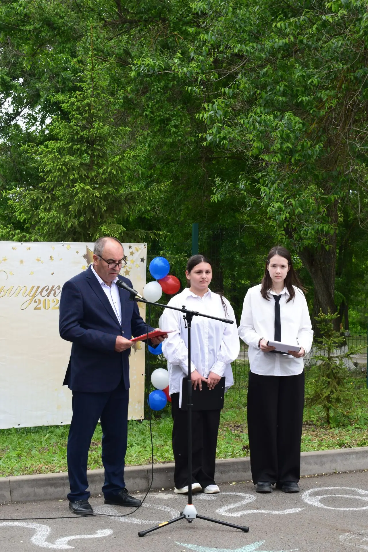 В добрый путь, выпускники! В нашей школе прозвенел Последний звонок 🔔✨