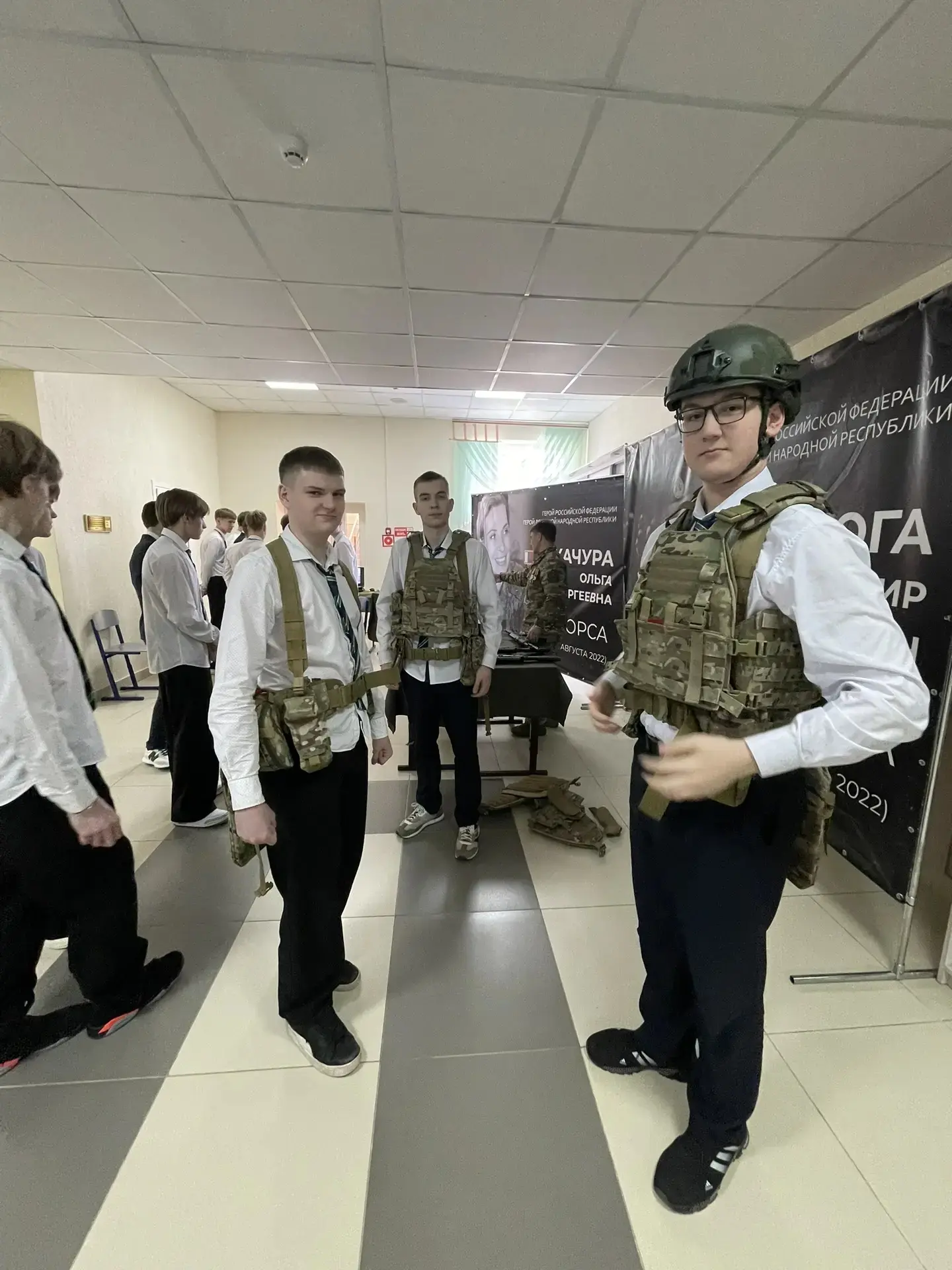 📸✨ Ученики 10-11 классов нашей школы побывали на выставке «Семья Героя» 💥 Здесь они узнали много инт