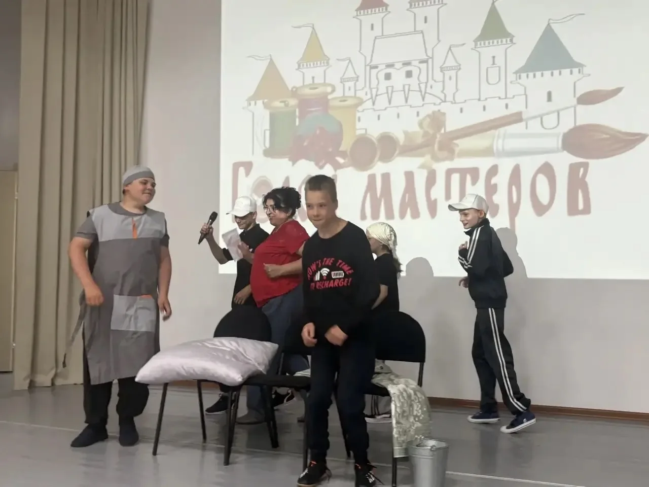 🌇В этот замечательный день, 3 июня, жители города мастеров собрались на улице Смеха🥳

🌥️Несмотря 
