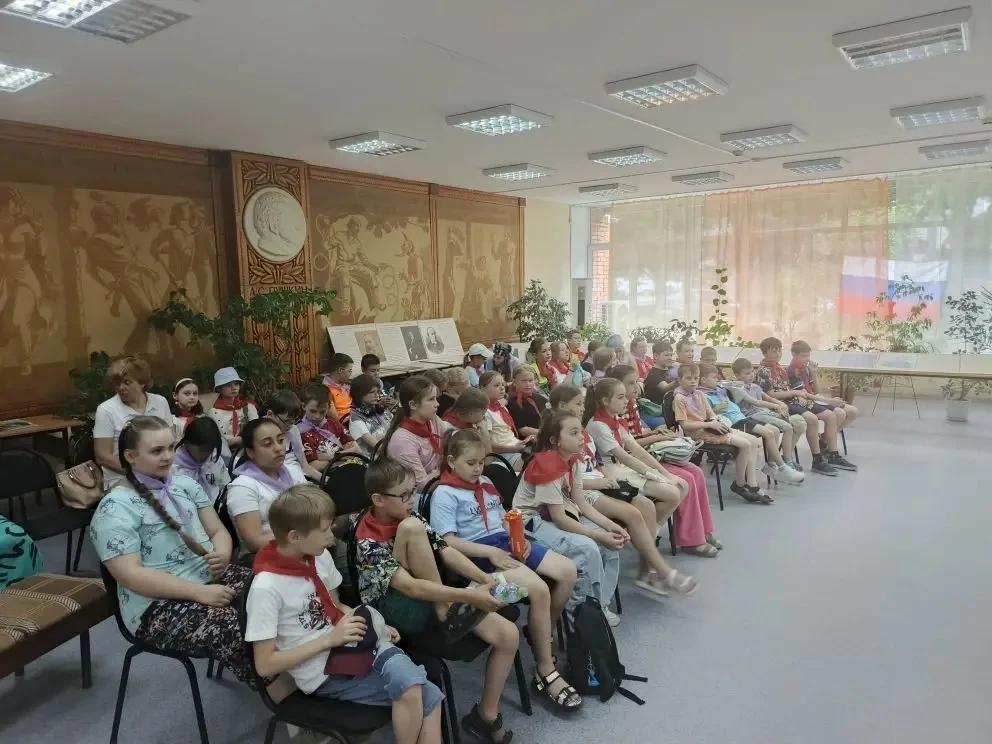 9 июня 2026г.  Отряды № 1, 3, 4 и 5 лагеря "Весёлые ребята"👶🧒 посетили городскую библ...