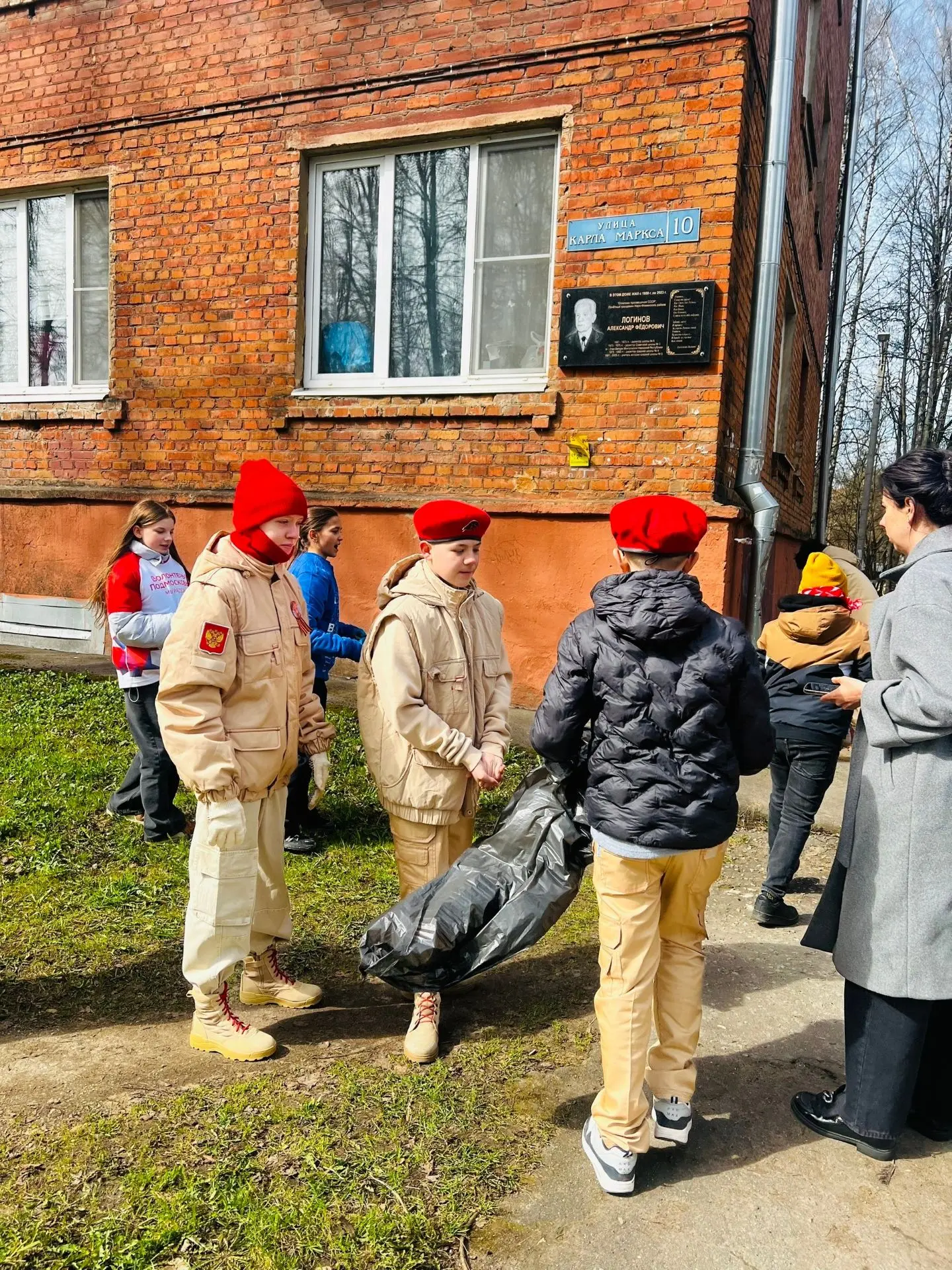 Сегодня у памятной доски Александра Фёдоровича Логинова — почётного гражданина, педагога и поэта — с