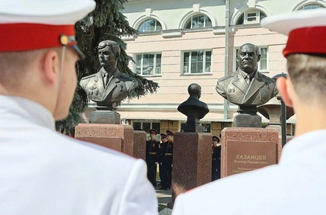 Первую в России аллею суворовцев - Героев Советского Союза и России - открыли на Урале