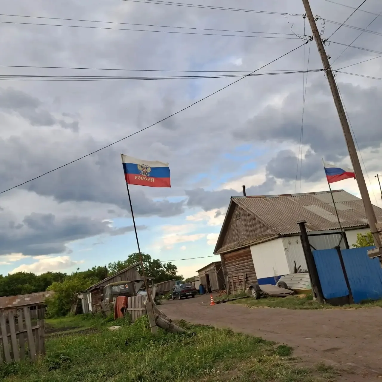 🇷🇺✨ Триколор во дворе✨🇷🇺
Акция «Флаг во дворах» прошла в Тумановском, Алексеевском и Звездинском