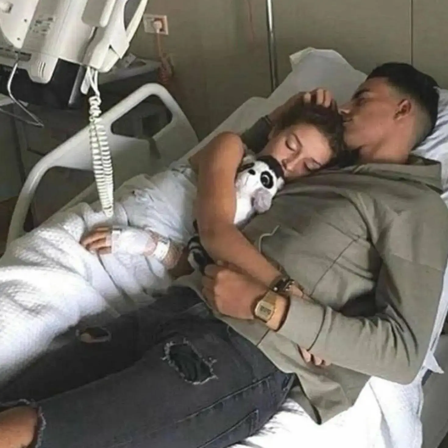 Андрей нехотя шёл домой к тяжелобольной умирающей жене. Но подслушав её разговор, он оц...