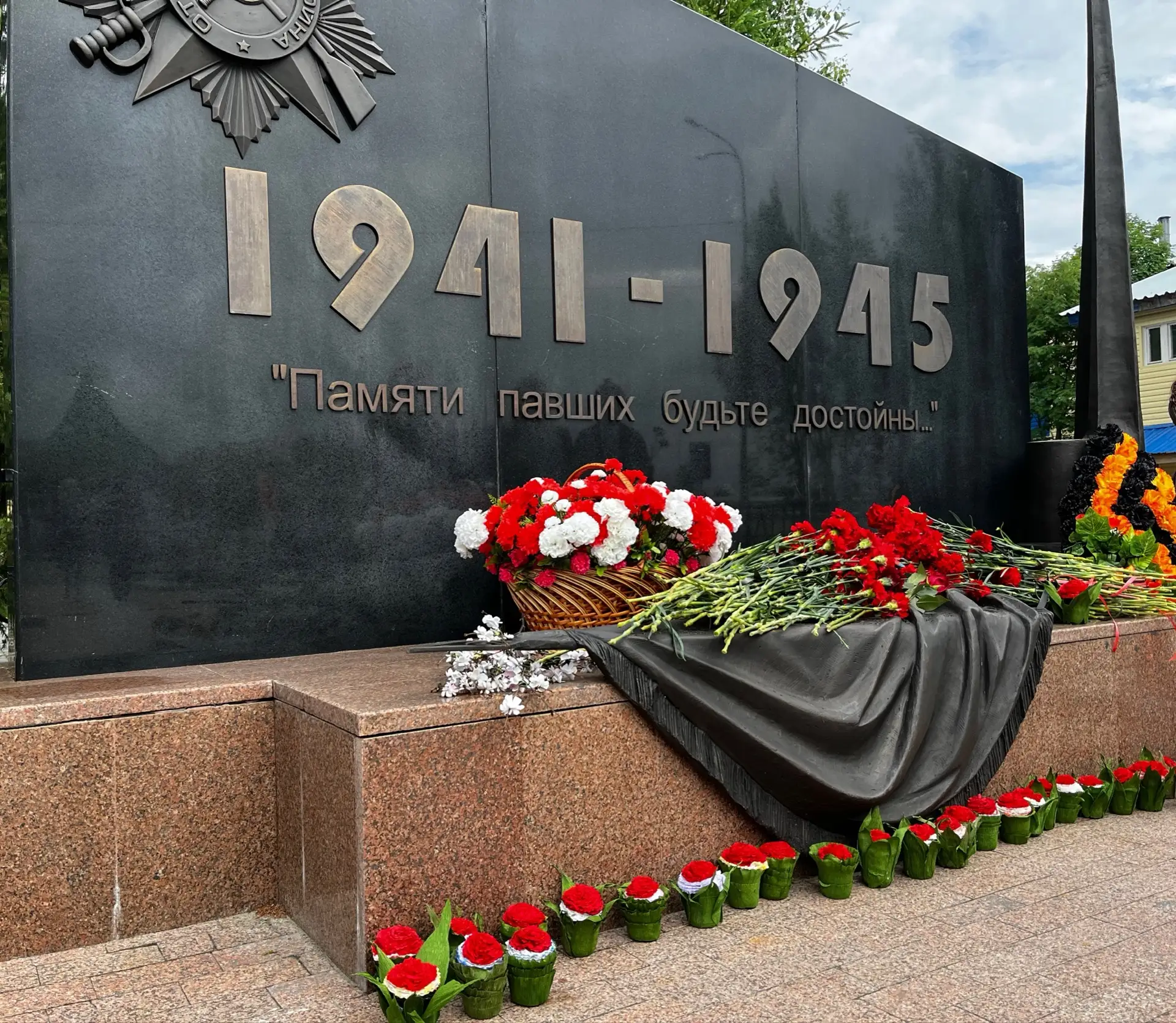 Сегодняшний день в нашем лагере окунулся в атмосферу глубокого уважения и скорби, ведь он был посвящ