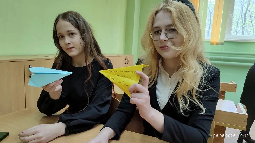 Для выпускников 11 классов,  ученики нашей школы изготовили бумажные самолётики-навигаторы с добрыми