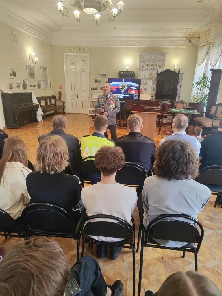 Сегодня в краеведческом музее прошла встреча учащихся 10 А класса с ветеранами МВД. Ребята услышали 
